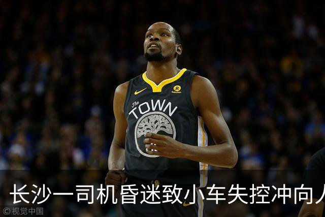 长沙一司机昏迷致小车失控冲向人群，面包车超车阻拦，两车相撞后，小车偏离路线驶入路边绿化带，警民接力抢回生机